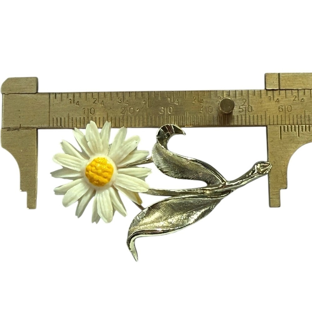Vintage Sarah Coventry Daisy Brooch Pin Signed Gold Tone Flower Light N Bright - Picture 5 of 7